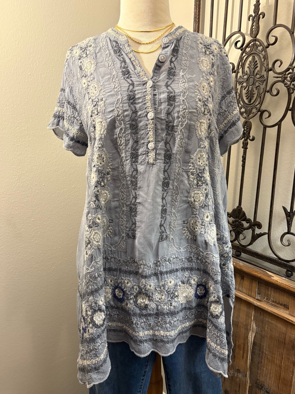 Johnny Was Women’s Medium Light Blue Embroidered Tunic with Cream Accents (EUC)